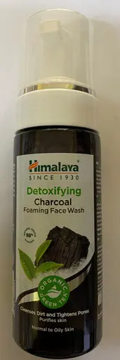 Detoxifying charcoal foaming face wash with activated charcoal himalaya 150ml