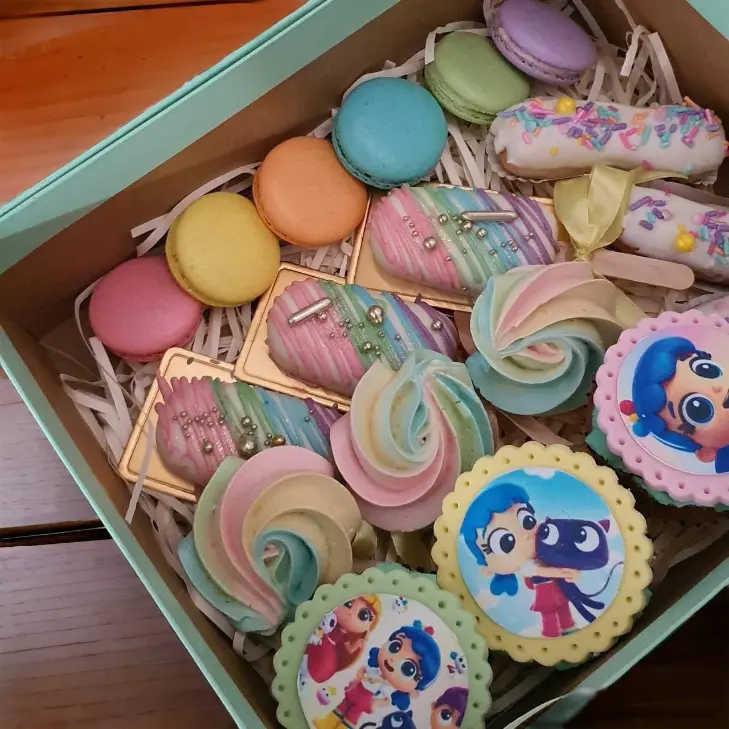 Personalised Handmade Cakesicle Treat Box – Geo Heart Cake Pops