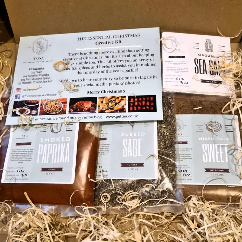 THE ESSENTIAL CHRISTMAS CREATIVE KIT - LETTERBOX